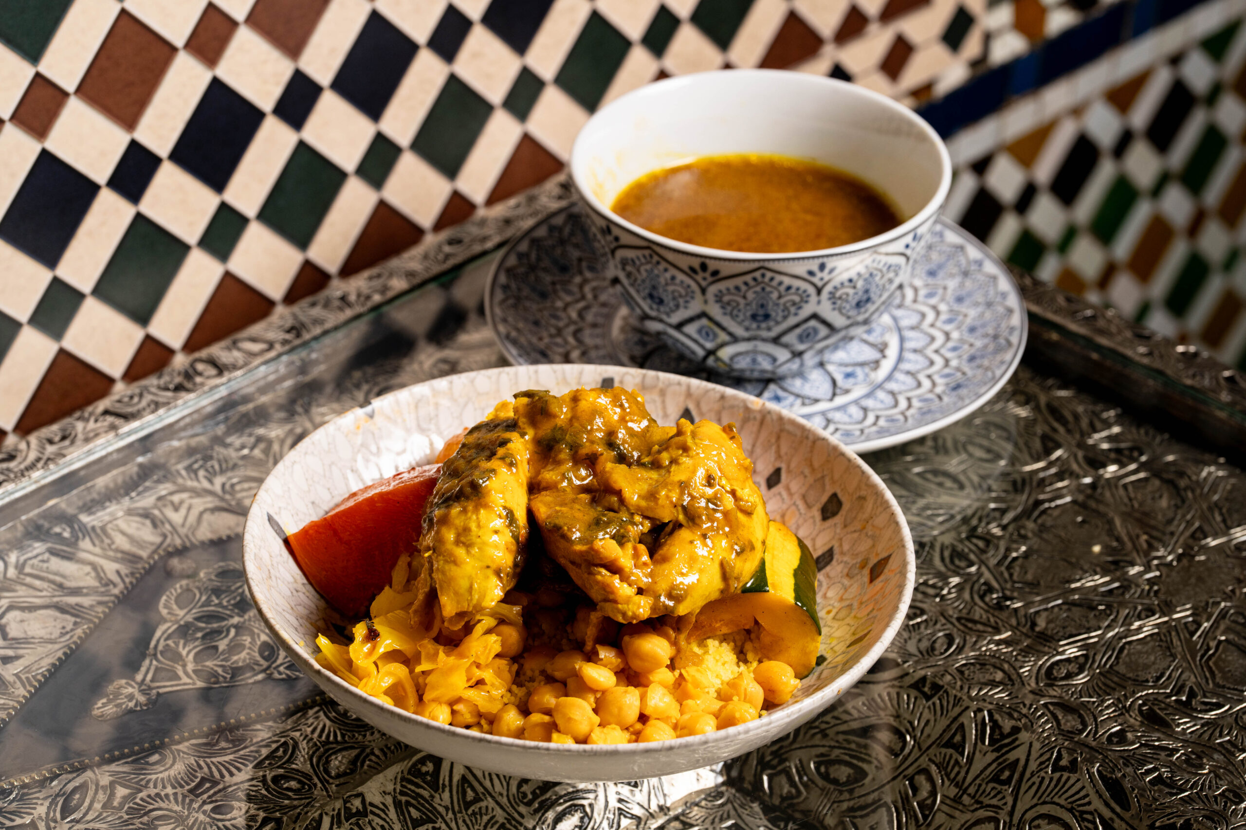 Cous cous chaouia con verduras glaseadas y caldo especiado servido en cazuela - Al-Mounia Madrid