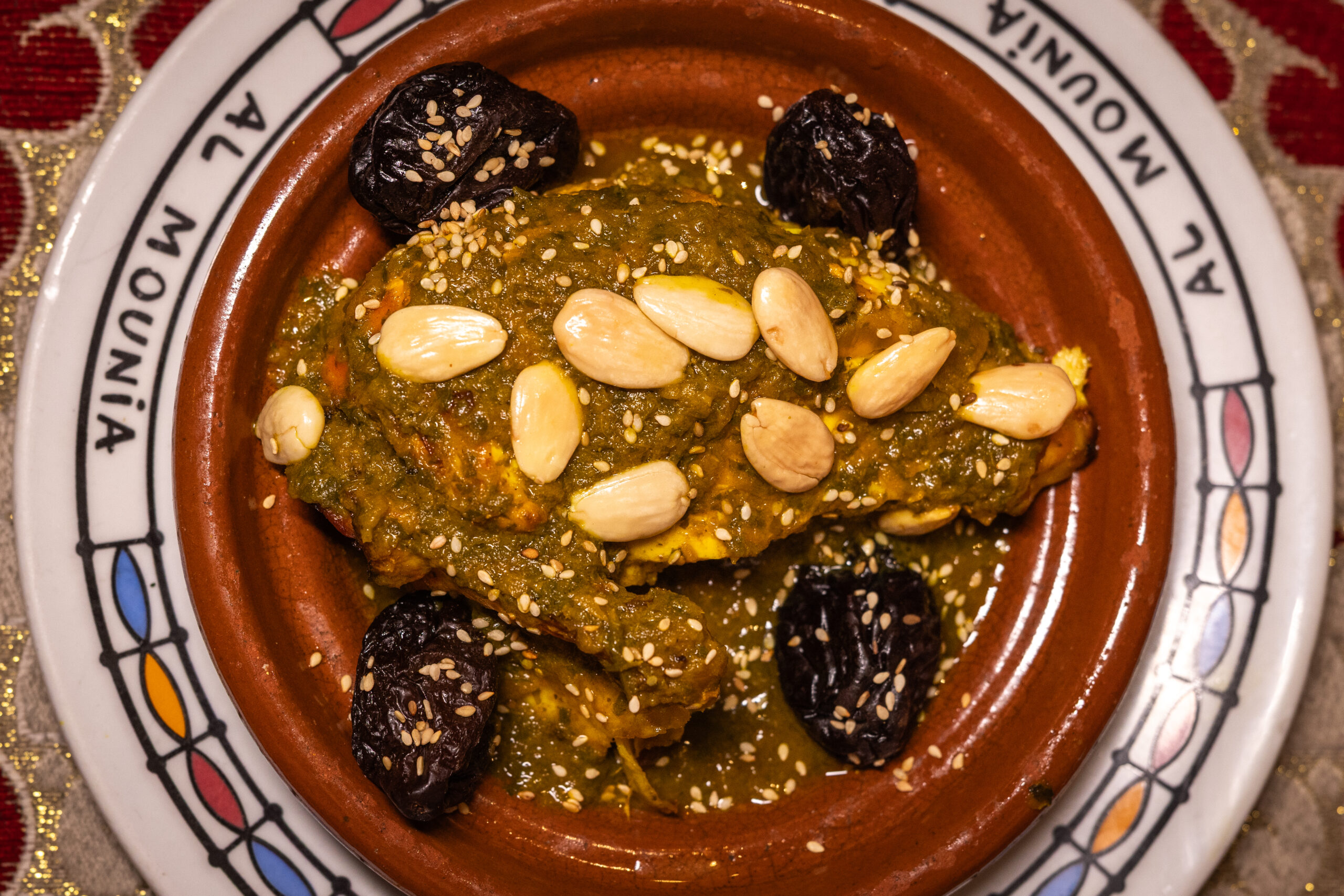 Tajín de pollo con ciruelas negras, almendras blanqueadas y sésamo - Al-Mounia restaurante marroquí Madrid