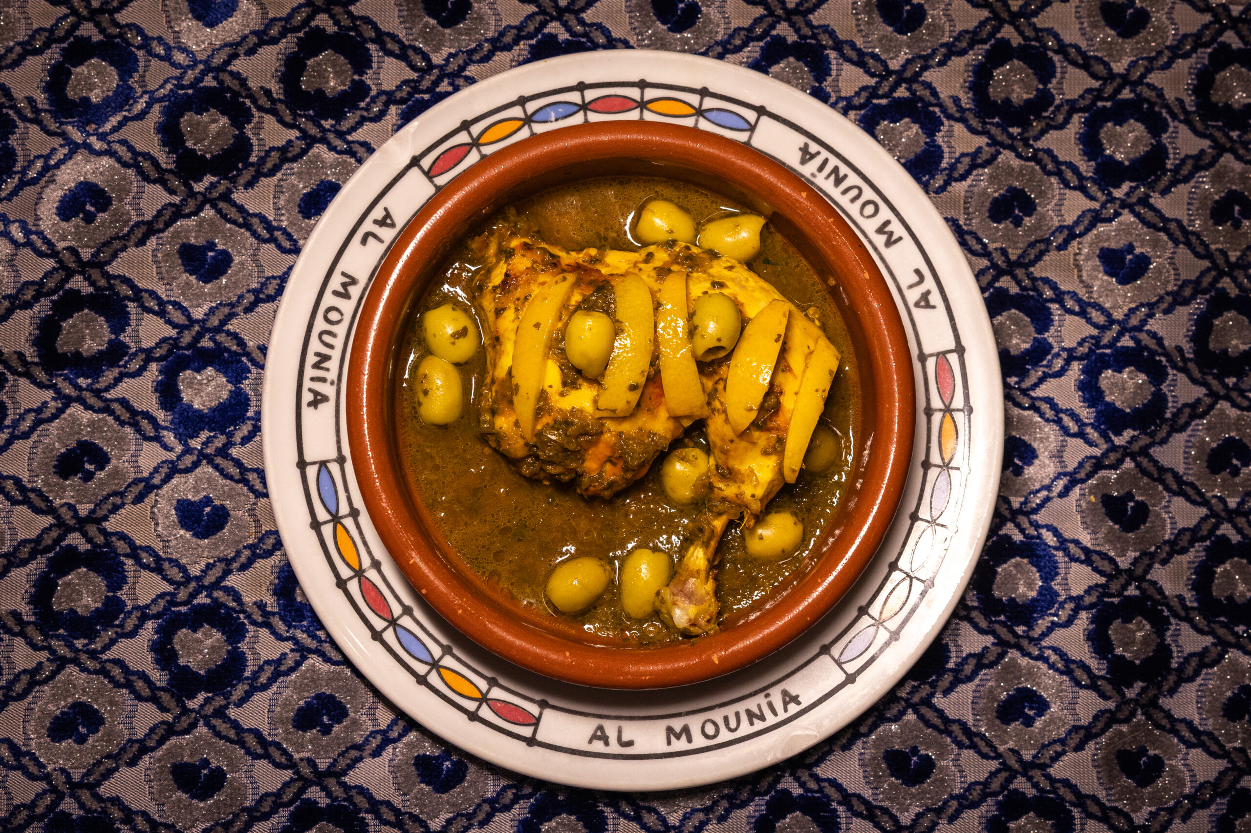 Tajín de pollo con limón encurtido, aceitunas verdes y chermoula en cazuela de barro - Al-Mounia Madrid